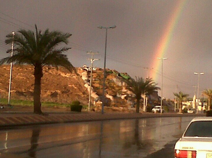 عزيت نفسي عن الي مايعز نفسه ويدنيها .ماهو كبر لكن الراس شامخ مرفوع
