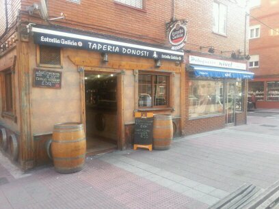 Taperia Donosti un bar del barrio de la rondilla perfecto para comer buenas raciones y al mejor precio. Buenas tapas y mejor ambiente.
