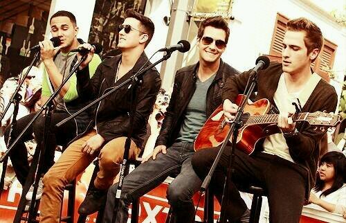 y pensar q 4 chicos cambiarian mi vida k 4 chicos serian la razon por la cual aprendo ingles seos 4 chicos se llaman big time rush