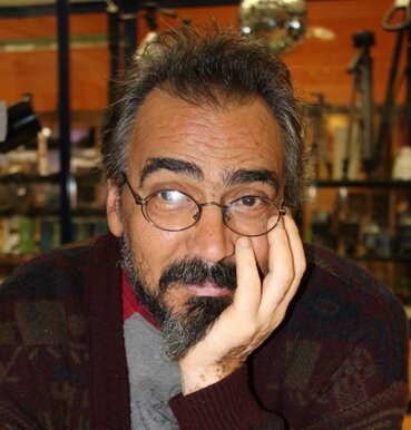 Michele_Flocco's profile picture. Artista poliespressivo: scrittore, poeta, pittore, regista... ma anche insegnante molto precario di educazione artistica. Pecora nera per nascita e per scelta.