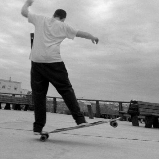 16 // Intento de estudiante // Amante de las ratas // Dubstep // Longboarder // Rap.