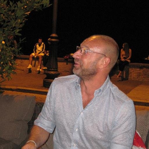 Responsabile Commerciale Export & Duty Free di Manifatture Sigaro Toscano, icona del Made in Italy amata in tutto il mondo. Tifoso della ASR e amante dei viaggi