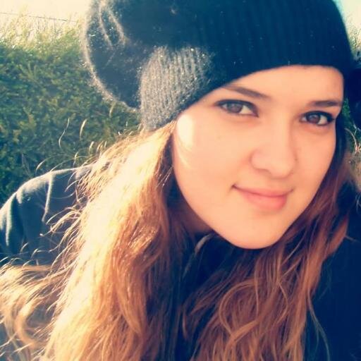 Maria Inês , 19 , Faro.