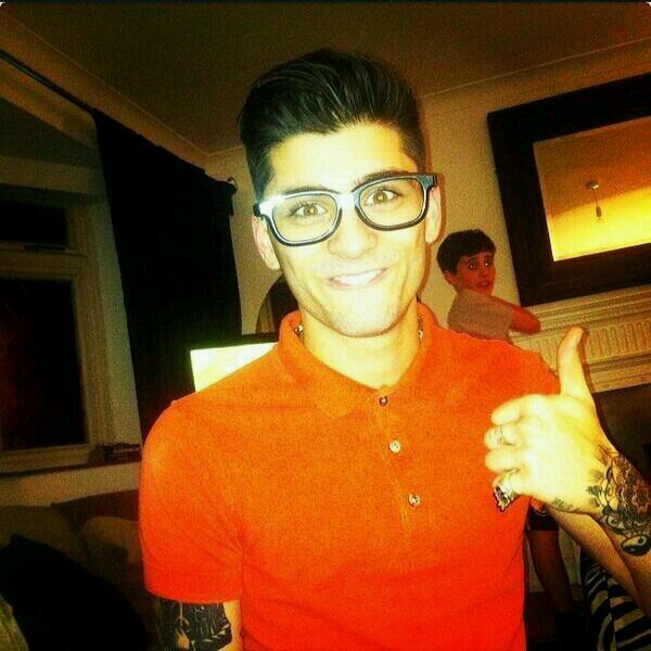 can you please follow @Imaginees_1d :)