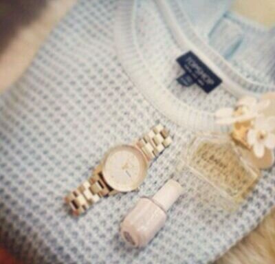 ‏‏​‏​انا سيئه ﻻنني ، ﻻ املك اﻻ وجها واحداً 
و قلباً واحداً ، ﻻنني لم ارقص على 
خمسين حبلاً في الحياة * جميله ولكن فقيره حظ