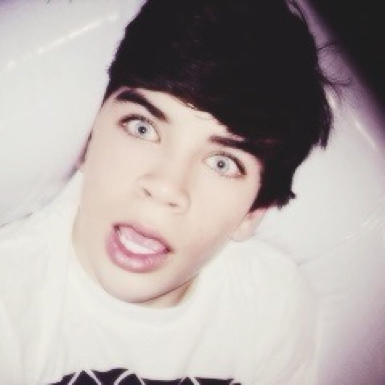 follow @cliffordxcaylen :)
