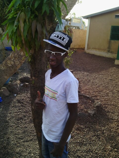 je m'appelle Abdoulaye baïlo diallo;j ai 16ans .j aime le football .et suis balaise. j adore les mangues.
