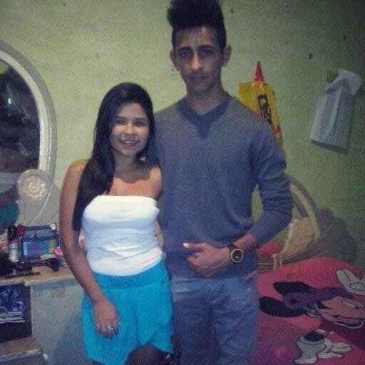bajita cabello negro y muy linda