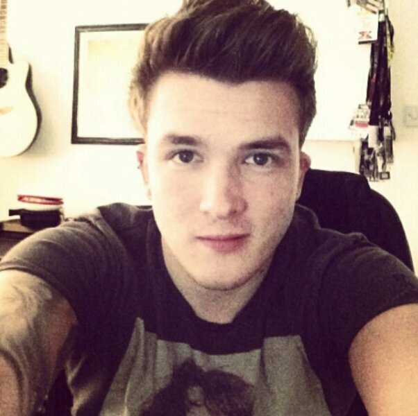 joshdevinedruum's profile picture. Josh here :* 22, drum for 5 idioits #parodyaccount :* taken by..... Hahaha noone.