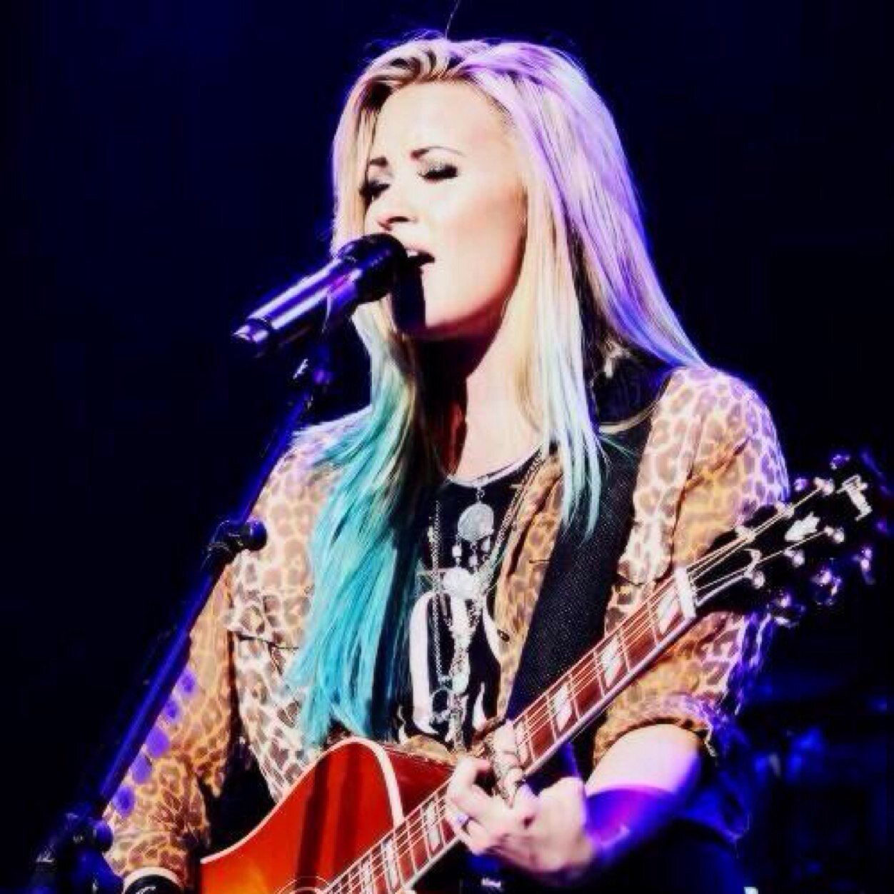 I follow back all my fellow lovatics #lovatic