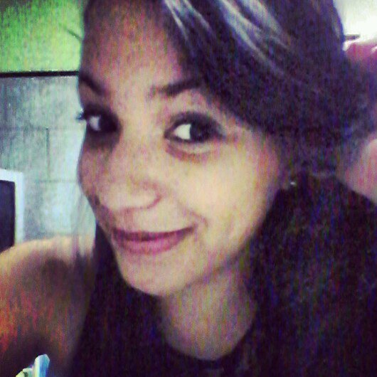 Vivo de séries, livros e pizza :3