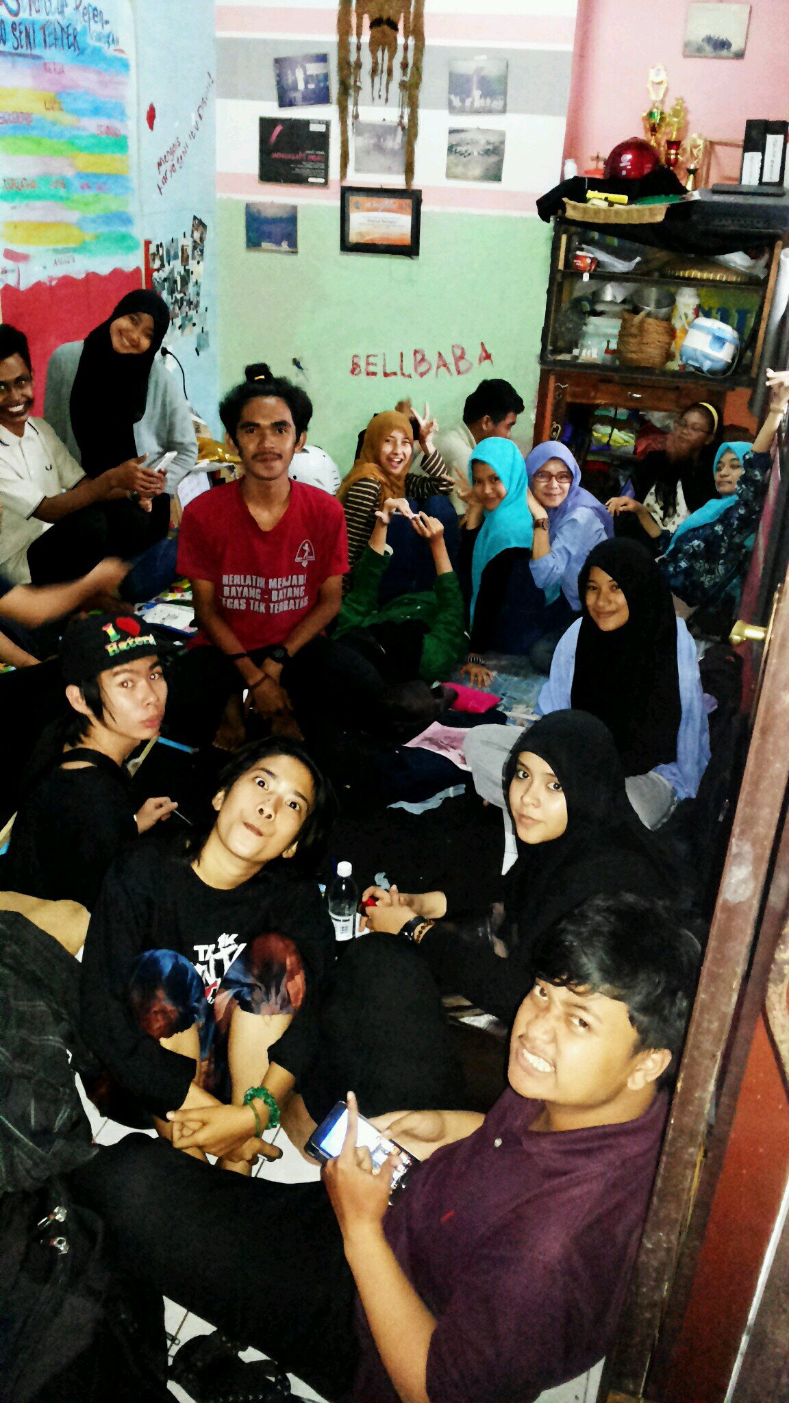 Teaternya Fakultas Psikologi UMM. PANCEN OYE. http://t.co/UhgP1q8kIY !!! follow IG. @teaterbellbaba