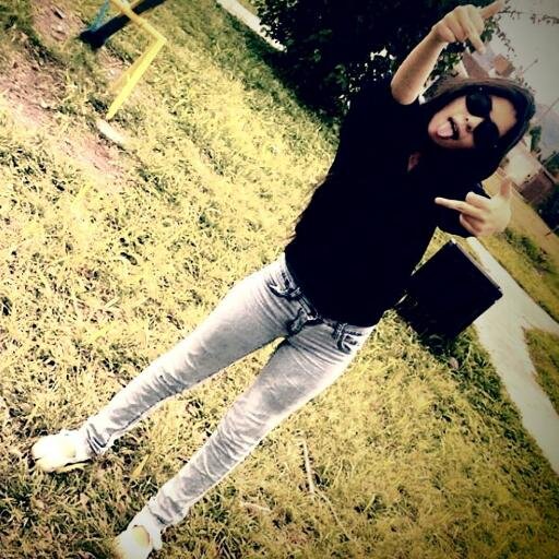 La vida no se detiene por nada ni nadie, vivela como quieras vivirla, porque solo se vive una vez :') †