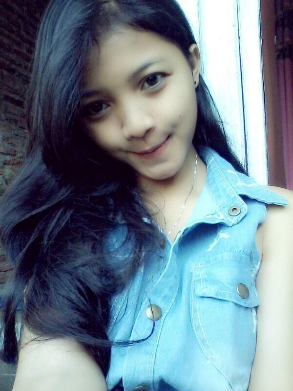 ngga usah FOLLOW kalau ujung-ujungnya UNFOLLOW -_- kalau mau di FOLLOW BALIK, ya MENTION ;-) | single! simple & no coment | 15.04.1999 | BBM  741BF614