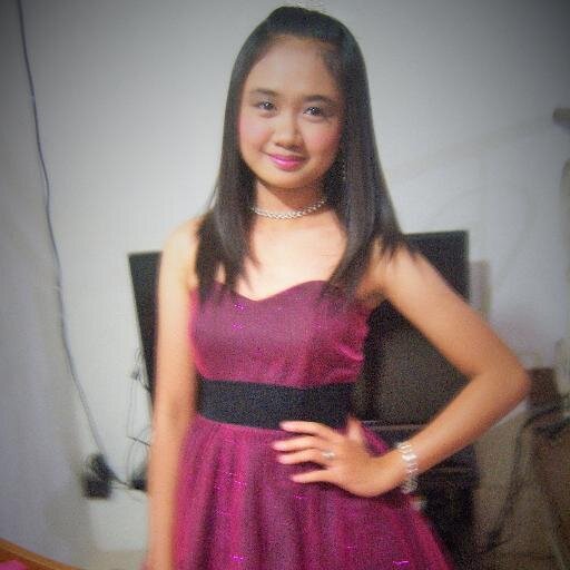 simple pero pag nakasama ko ang mga FRIENDS KO XD .... HAHAHA Medyo maharot ako xD , Mabait sa taong mabait sakin ...