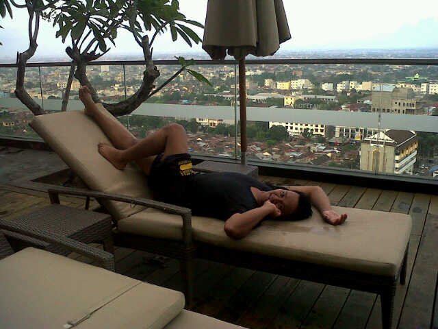 GuzHoneyB_Carey's profile picture. Suspicious