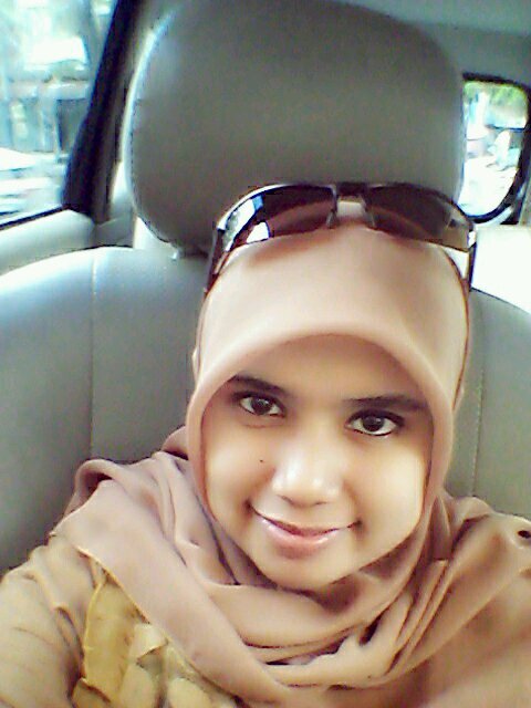 Sarjana Ekonomi,pendiam,gk bnyak gomong and santai i think it's me,,,:)