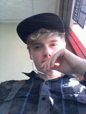 ImplodePacmanas's profile picture. i like to game play hockey and become king of a social media sifhts :]