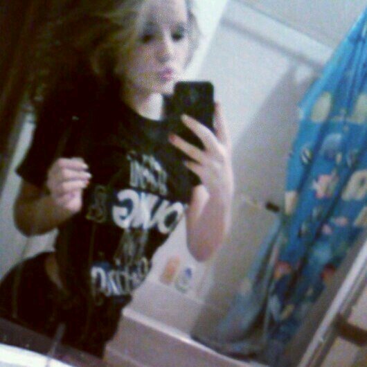 bad bitch for life right hurrre. im the fuckin boss white on white g4 hater get lostt.
