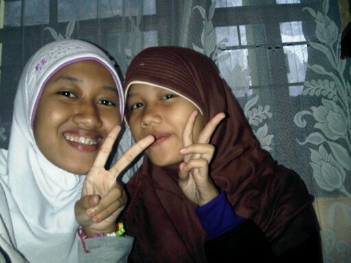 Bersekolah di SMPN 182 Jakarta.