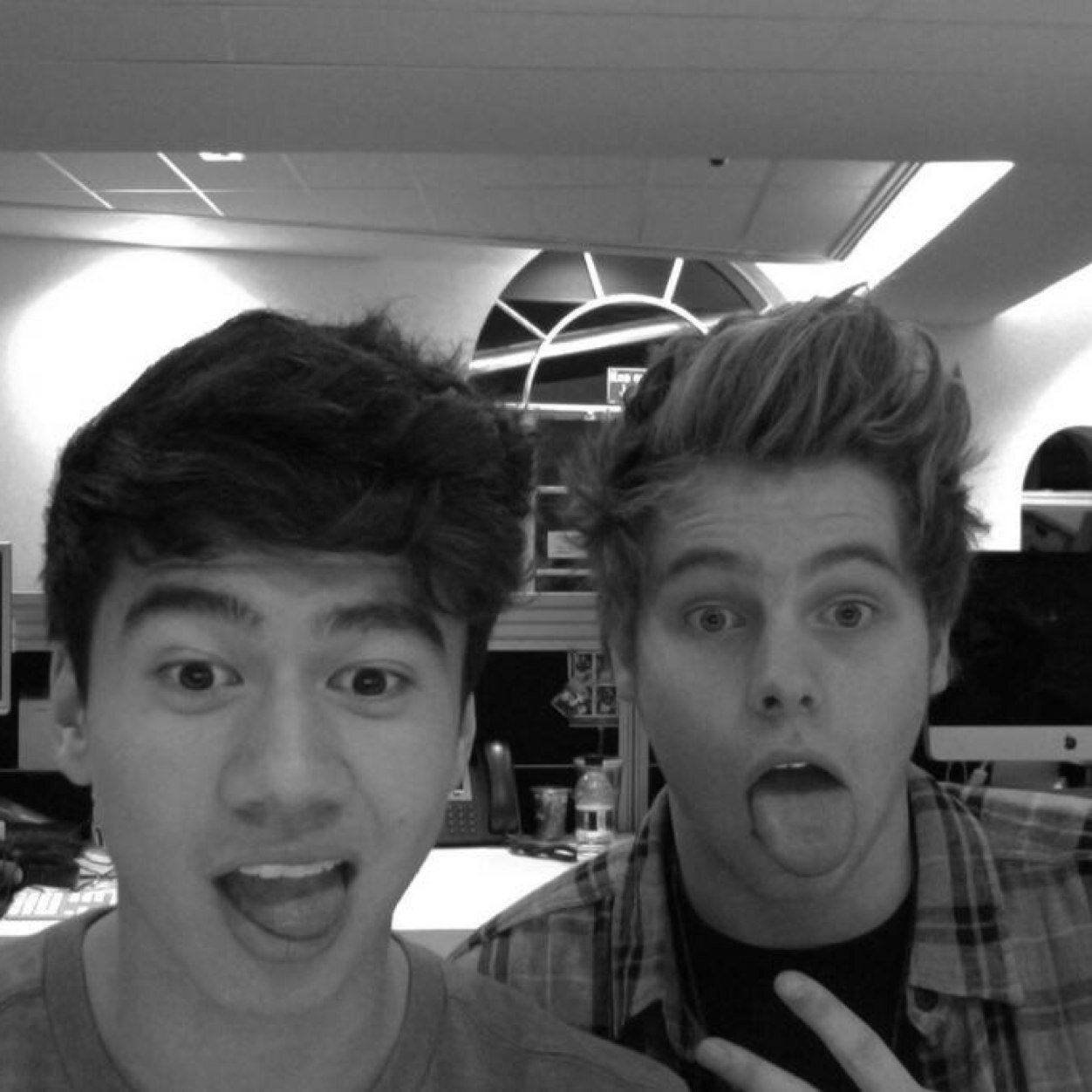 follow @caitliin5sos & @tenayah123 ask for a folow back x