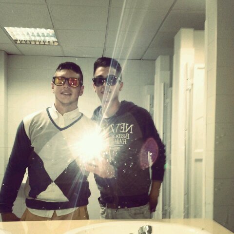 Soi un chaval nuevo,que disfruta de la vida junto mis amigo y personas que se puedan cruzar por mi camino!:)
