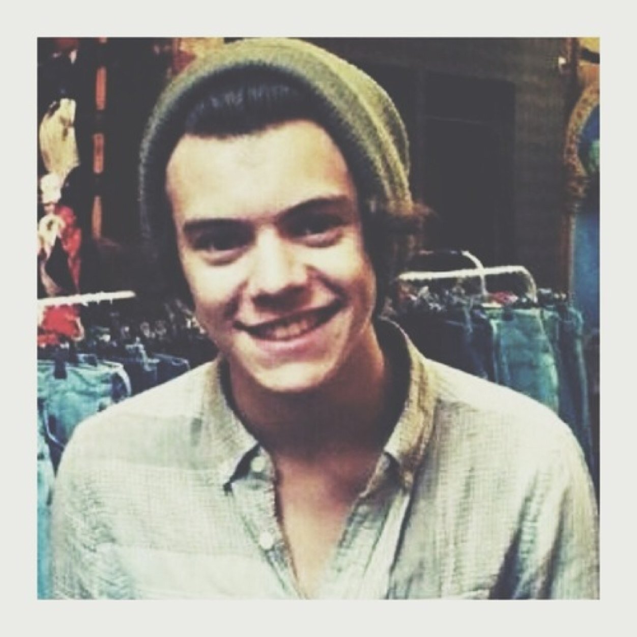 dont follow this accout follow @kidinloveniaII bc she loves you a lot and so does harry x