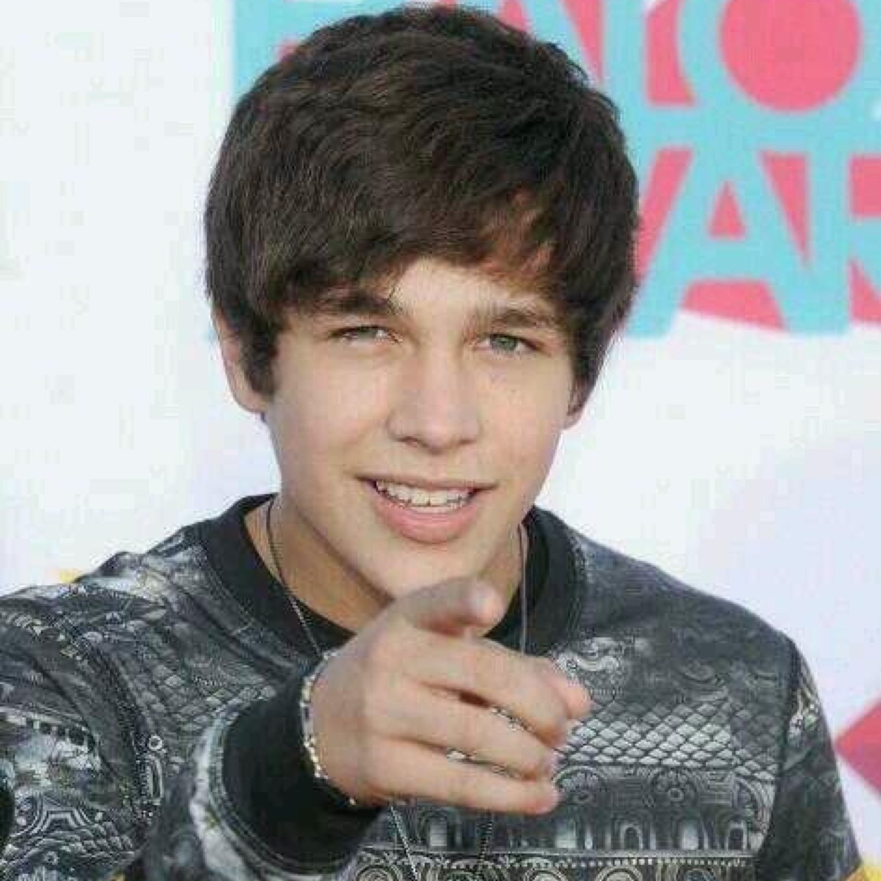 Austin Mahone. 18 anni. Umano. Corso di canto e basket.