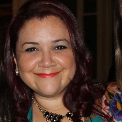 Professora Universitária.. Mas aqui sou só alguém que gosta de Moda+Marketing+Negócios e de conversar com os amigos..