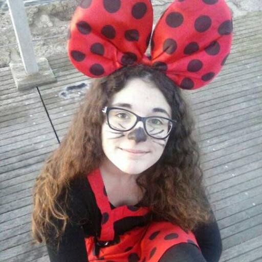Lectora compulsiva/Escritora en vías/Otaku-adora-Dangos/Repostera adicta a la Nutella®/Pintora de brocha fina/Borde profesional/Amante del amor/
