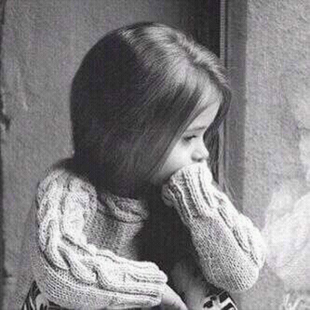كلمة ( أمي )تجبرنا على ضم شفتينا .. عند مناداتها..  وكأننا نرسل لها قبلة.. في كل مرة ننطق اسمها..❤