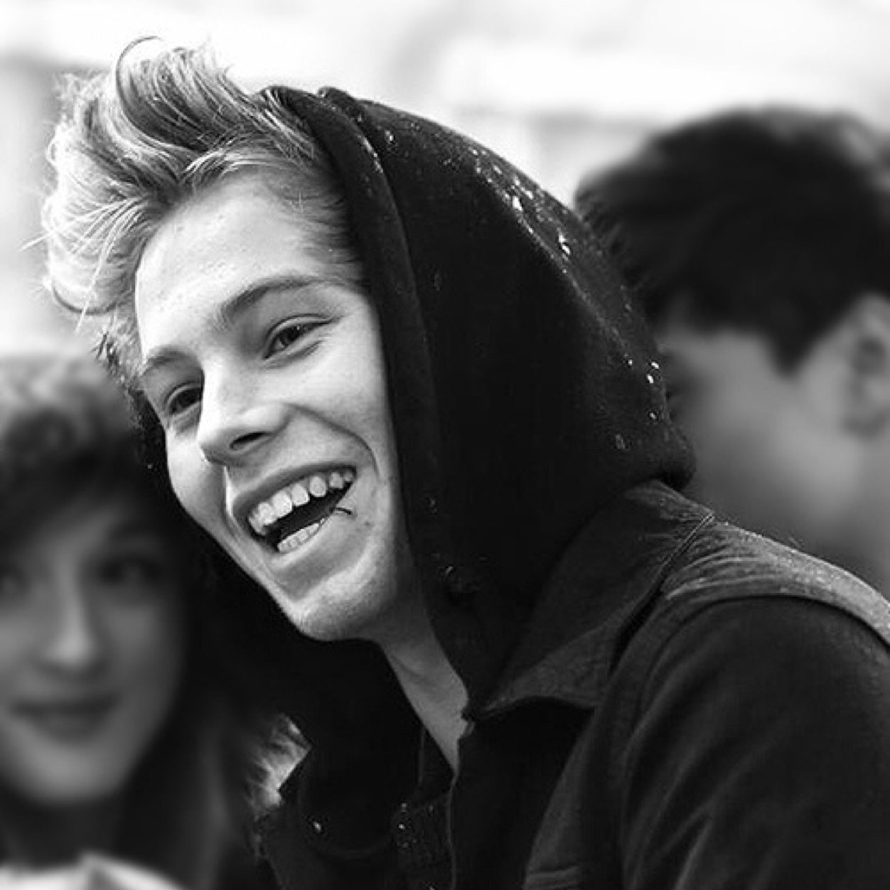 follow @65muke please, ask for a dm to luke or band acc