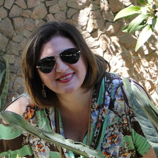 Médica ginecologista-obstetra. Apaixonada pelo que faz, mas não menos pelo nosso querido vôlei.