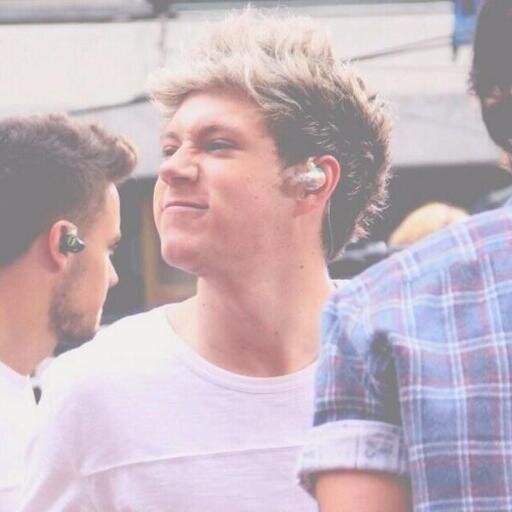 please dont give up on your sunshine! he absolutely loves you and he will follow you one day! (✿◠‿◠) [please follow @uanblond]