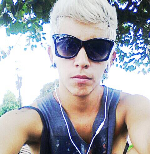 I'm a unicorn blue, and you and me we are young. I'M A LITTLE MONSTER, LIKE? NO. FUCK YOU !
