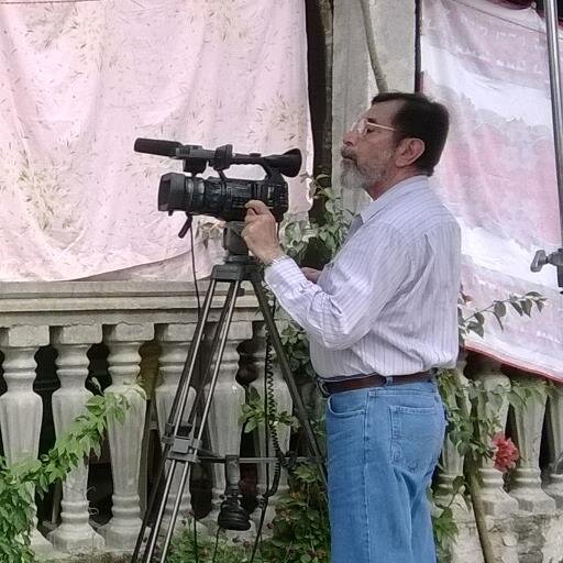 Soy fotógrafo, opero cámaras de cine foto fija y video. También opero equipo de audio.