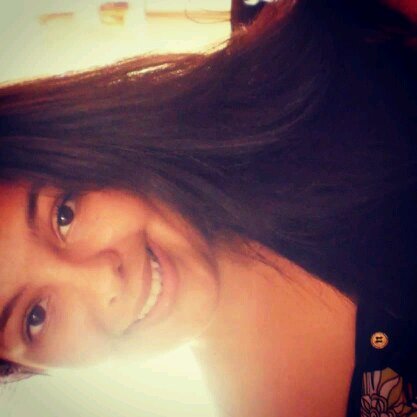 Sou mulher de poucas palavras. Por vezes tenho medo, por vezes tenho coragem. Não gosto dos extremos. Prefiro a humildade das pequenas medidas.