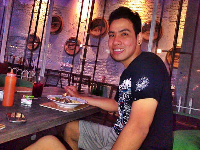 ordinary man. unfollow my old account @wahyusayoga.