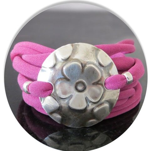 Contemporary Jewellery Designed and Handmade in the UK.
