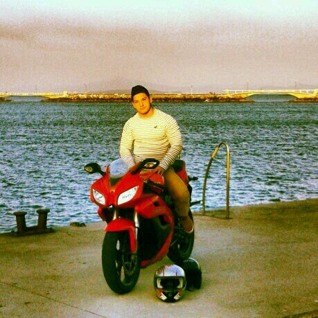 Hacer deporte es mi momento de relajarme junto con escuchar musica.cuando estoy en problemas recuerdo quien soy.vida sana