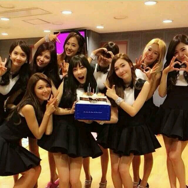 amo a Girls Generation y adoro ser sone :3.   mi favorita es kwon yuri. mis couples favoritos son :soori ,yulsic, taeny  ,yoonyul y yulti