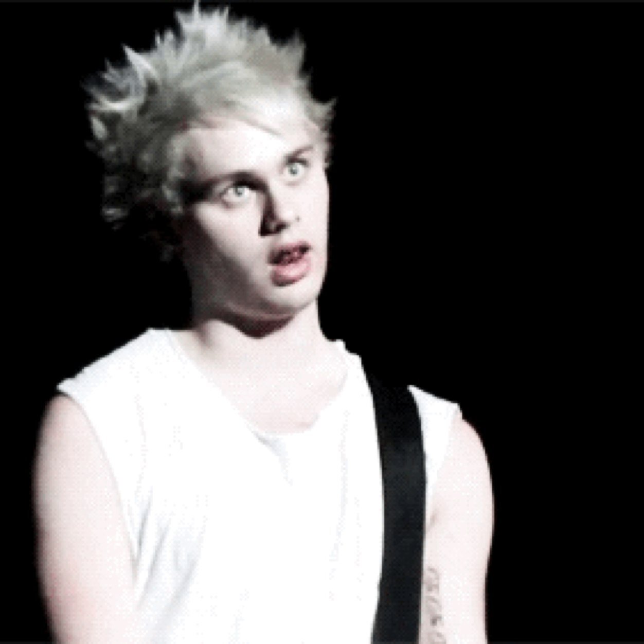 FREE FOLLOW FROM @smhmgc PLEASE FOLLOW HER ILYSM♡