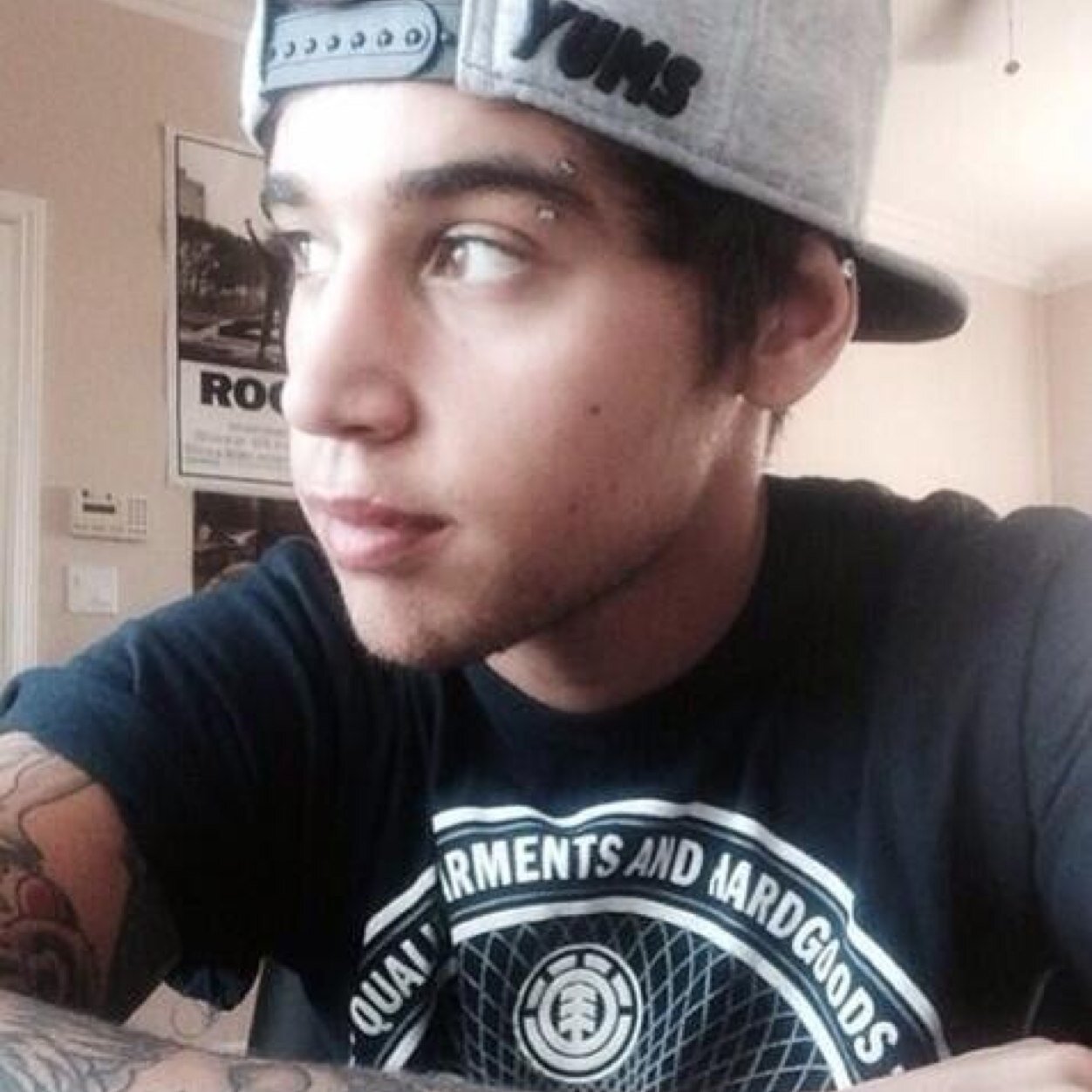 This is a free follow dont follow back! Go follow @Fandomwhorekk i follow back! Thank you!