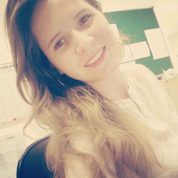 Paulista, 22 anos, estudante e estagiária de Engenharia Civil, sem planos e com paixões impossíveis.