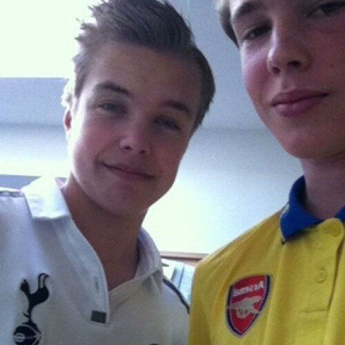 Trots Ajax, Spurs en Notts fan! Zelf actief op de velden van asc, cricketend en voetballend.