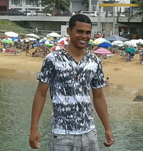 Quero o que não se pode explicar aos normais.
Sobre o porquê de tantos porquês,
E responder
Entre a razão e a emoção eu escolhi você!