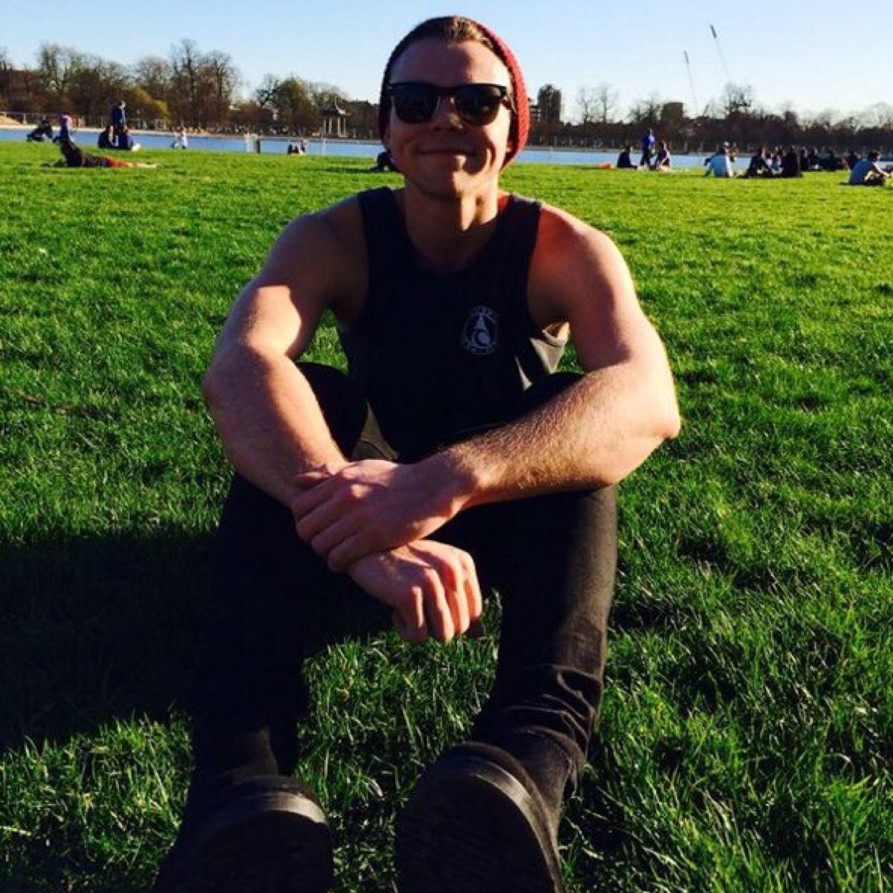 I just gave you a free follow so please follow (@mychemicalcxlum)PLEASE