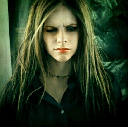 One of thoose LittleBlackStars. I love Avril, she is my idol, my everything, the reason why I smile. :) #Followback