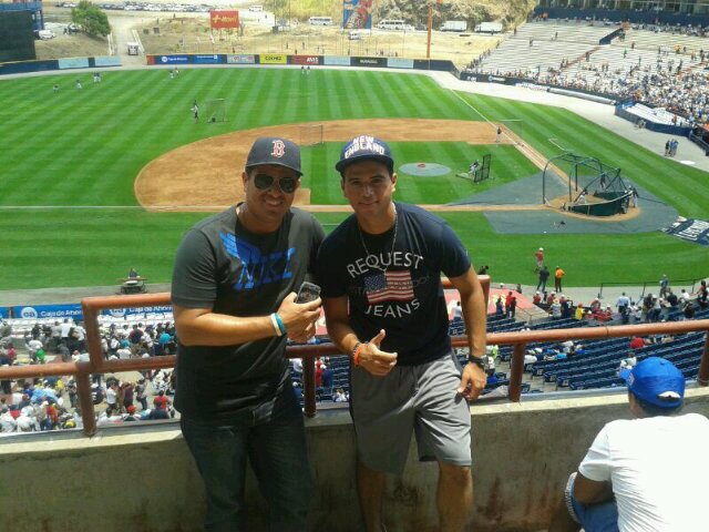 Abogado, hijo de Anayansi y el crack Oro, miembro de Los Valenverg, amante del cine, la tv, todos los deportes: beis (Red Sox), fútbol, boxeo, UFC y la NFL.