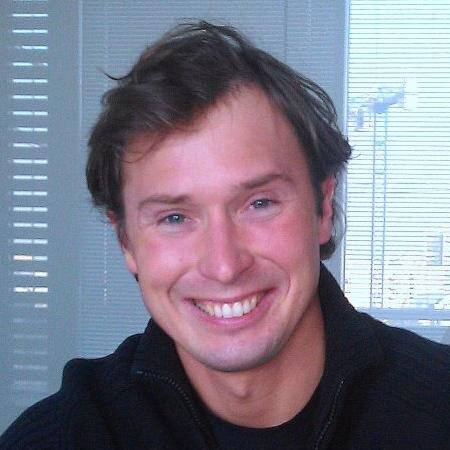 Online banker, creator of convenient digital experiences, jealous of fintechs & paytechs, early adopter | Sunshine lover, ex-tennis player, ManUtd fan!